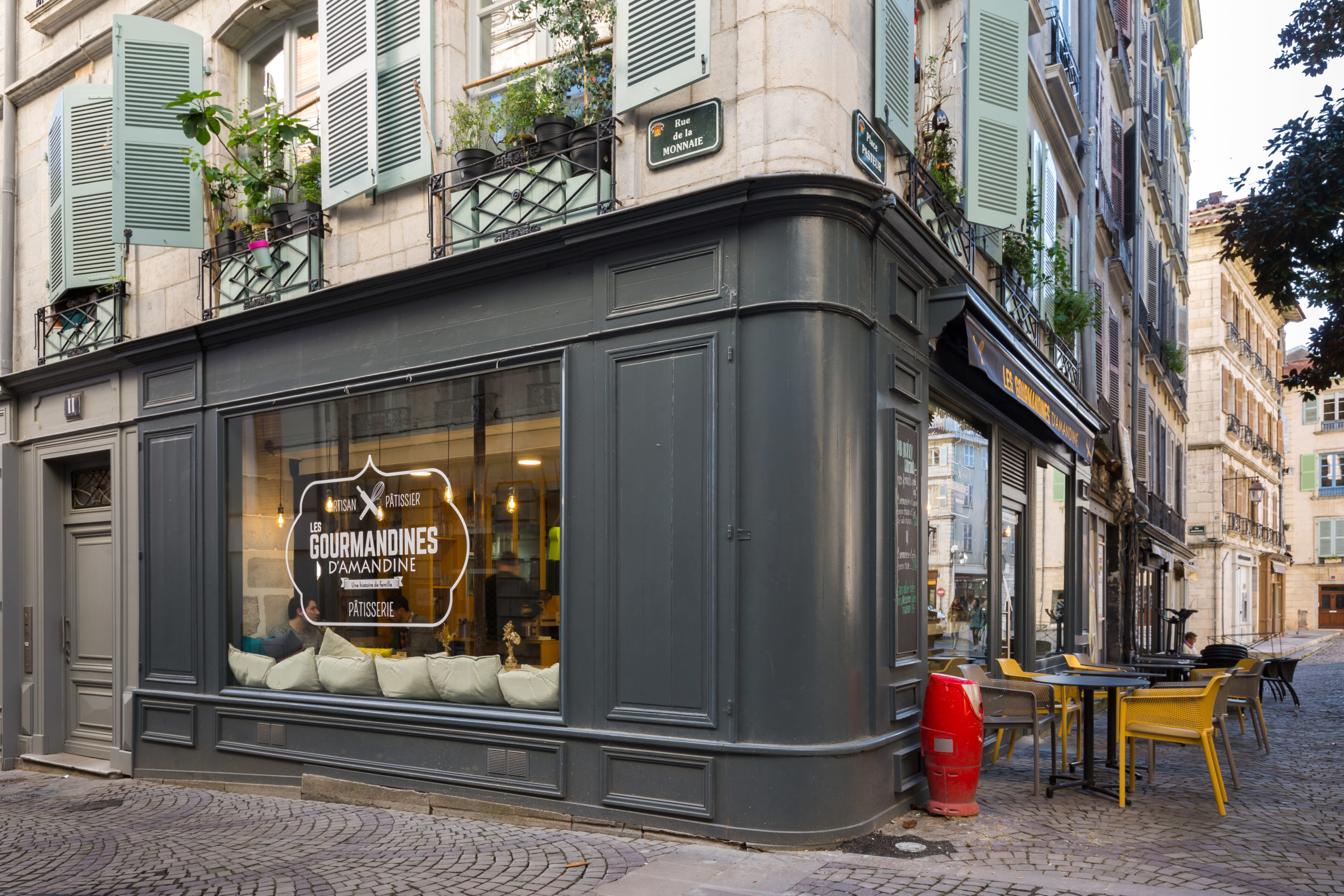 Atelier-Plurielles-Architectures-Aménagement-patisserie-Bayonne-angle rue